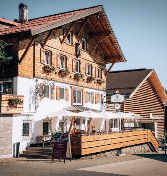 Blick auf das Hotel Tradizio im Kleinwalsertal von außen.