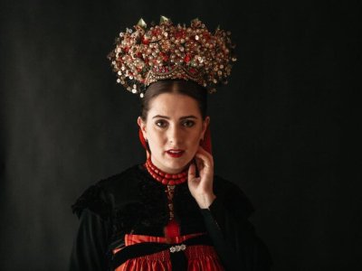 Eine Dame in einer tradizionellen Tracht im Hotel Tradizio im Kleinwalsertal.