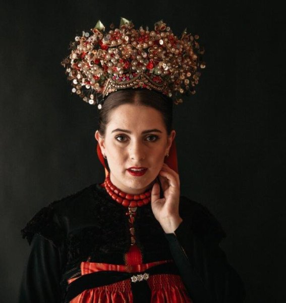 Eine Dame in einer tradizionellen Tracht im Hotel Tradizio im Kleinwalsertal.