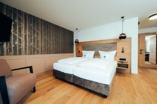 Einblick in ein Zimmer im Hotel Tradizio im Kleinwalsertal.