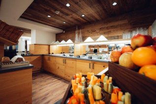 Blick auf das Frühstücksbuffet im Hotel Tradizio im Kleinwalsertal.