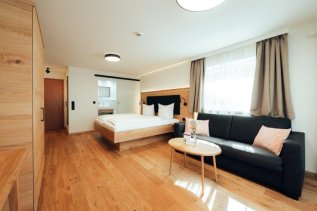 Einblick in ein Zimmer im Hotel Tradizio im Kleinwalsertal.