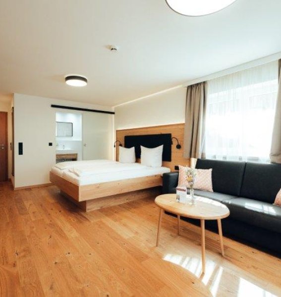 Einblick in ein Zimmer im Hotel Tradizio im Kleinwalsertal.