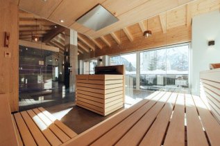 Einblick in die Sauna im Hotel Tradizio im Kleinwalsertal im Winter.