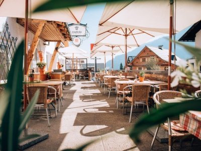 Blick auf die Terrasse im Sommer im Hotel Tradizio im Kleinwalsertal.