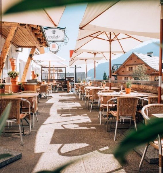 Blick auf die Terrasse im Sommer im Hotel Tradizio im Kleinwalsertal.
