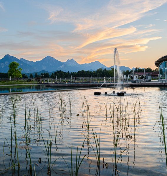 Außenpool im Hotel König Ludwig bei Sonnenuntergang.