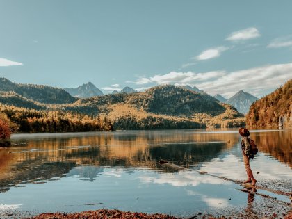 Blick auf einen See im Herbst in der Nähe des Hotels Das Rübezahl in Schwangau.