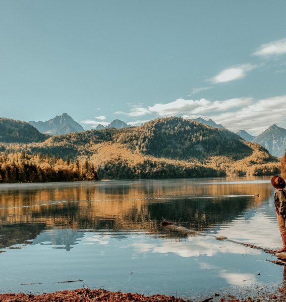 Blick auf einen See im Herbst in der Nähe des Hotels Das Rübezahl in Schwangau.