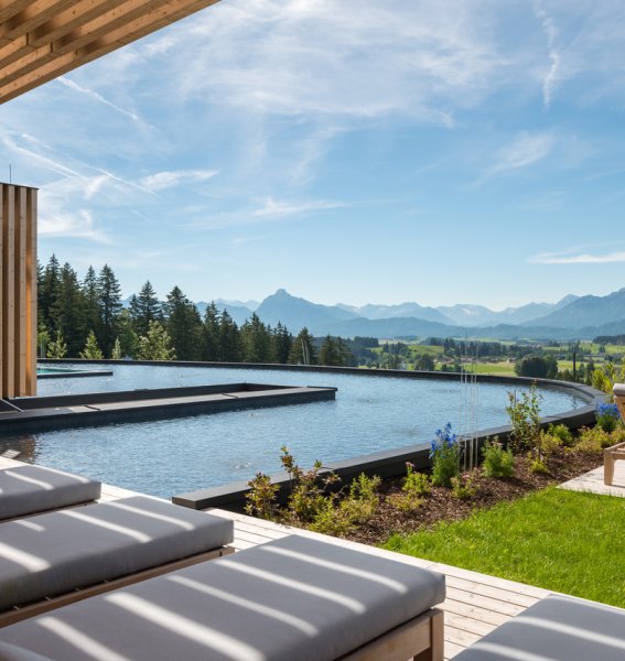 Blick auf den Außenpool im Panorama Allgäu Spa Resort in Rückholz.