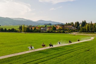 Gäste auf einem Ausritt mit Pferden im Sonnenalp Resort in Ofterschwang.