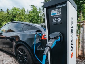 Eine E-Ladestation für Elektro-Fahrzeuge im Panorama Allgäu Spa Resort in Rückholz.