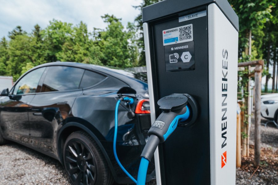 Eine E-Ladestation für Elektro-Fahrzeuge im Panorama Allgäu Spa Resort in Rückholz.