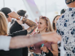 Tanzende Mitarbeiter des Panorama Allgäu Spa Resorts in Rückholz bei einer Party.