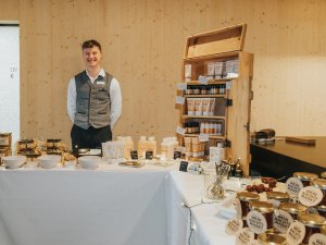 Ein Azubi beim Azubistand auf dem Weihnachtsmarkt im Panorama Allgäu Spa Resort in Rückholz.