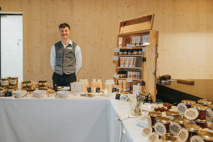 Ein Azubi beim Azubistand auf dem Weihnachtsmarkt im Panorama Allgäu Spa Resort in Rückholz.