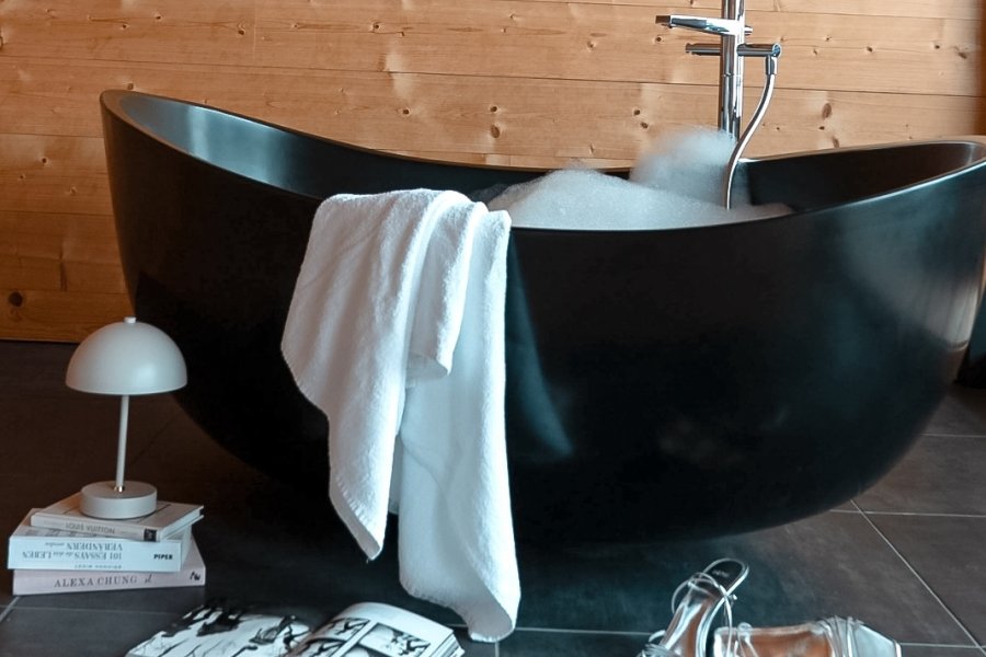 Eine freistehende Badewanne in einem Zimmer im Torgheles Wald und Fluh in Balderschwang.