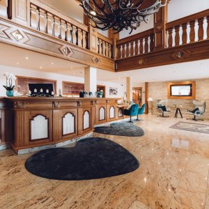 Blick auf die Rezeption im Parkhotel Burgmühle in Fischen.