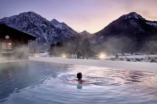 Der Außenpool im Winter bei Sonnenuntergang im Hotel Prinz-Luitpold-Bad in Bad Hindelang.