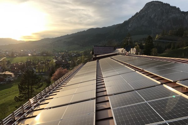 Die PV-Anlage auf dem Dach des Hotels Prinz-Luitpold-Bad in Bad Hindelang.