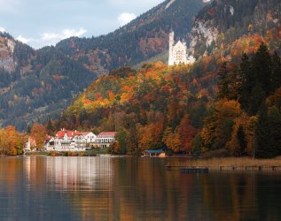 Blick auf das herbstliche AMERON Neuschwanstein Alpsee Resort & Spa in Schwangau.