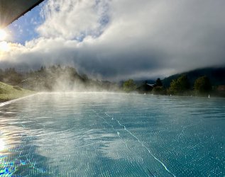 Blick auf den Pool in Haubers Naturresort in Oberstaufen.