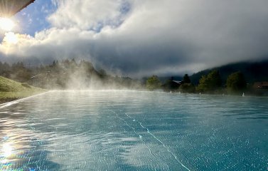 Blick auf den Pool in Haubers Naturresort in Oberstaufen.