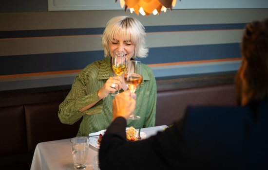 Das Freiberg Romantik Hotel Restaurant Gäste genießen ein Glas Wein im Freiberg Romantik Hotel in Oberstdorf.