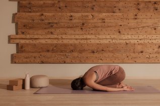 Eine Dame macht Yoga im Hotel Schlossanger Alp in Pfronten.