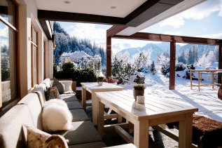 Blick auf die Terrasse im Winter im Hotel Schlossanger Alp in Pfronten.