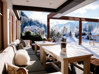 Blick auf die Terrasse im Winter im Hotel Schlossanger Alp in Pfronten.