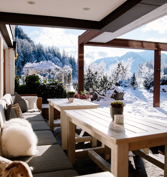 Blick auf die Terrasse im Winter im Hotel Schlossanger Alp in Pfronten.