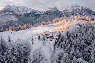 Die Außenansicht des Hotels Schlossanger Alp in Pfronten im Winter.