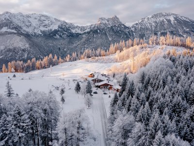 Die Außenansicht des Hotels Schlossanger Alp in Pfronten im Winter.