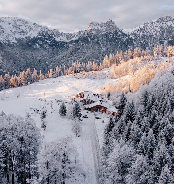 Die Außenansicht des Hotels Schlossanger Alp in Pfronten im Winter.