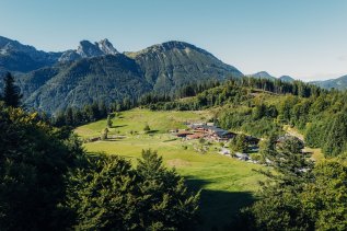 Blick auf das Hotel Schlossanger Alp im Sommer.