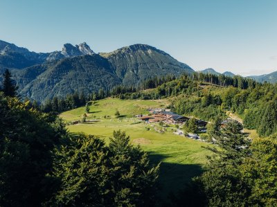 Blick auf das Hotel Schlossanger Alp im Sommer.