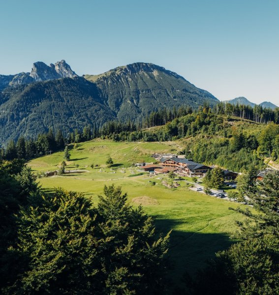 Blick auf das Hotel Schlossanger Alp im Sommer.