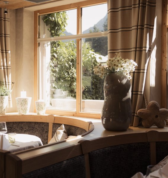 Einblick ins Restaurant im Hotel Schlossanger Alp in Pfronten.