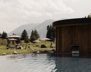 Blick auf den Außenpool im Hotel Schlossanger Alp in Pfronten.