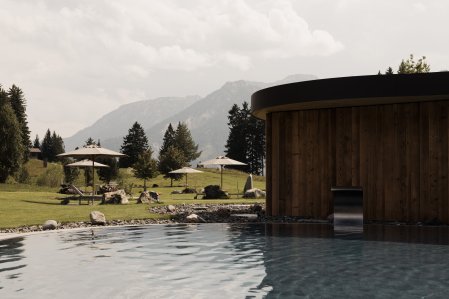 Berghotel Schlossanger Alp Wellness Blick auf den Außenpool im Hotel Schlossanger Alp in Pfronten.