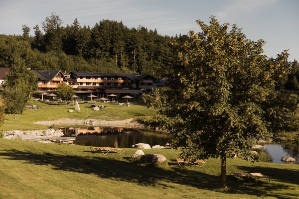 Blick auf das Hotel Schlossanger Alp in Pfronten.