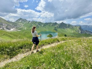 Eine Dame wandert zum Schrecksee im Sommer in der Nähe des Hotels Prinz-Luitpold-Bad in Bad Hindelang.