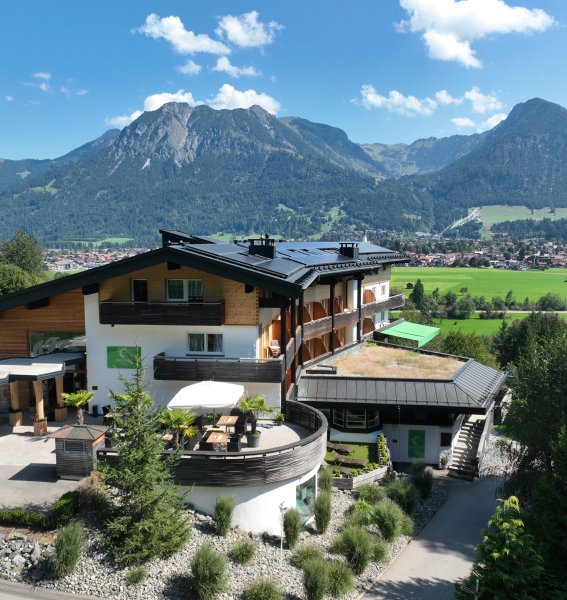 Die Außenansicht des Naturhotels Waldesruhe in Oberstdorf.