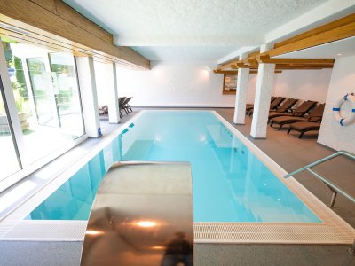 Der Innenpool im Naturhotel Waldesruhe in Oberstdorf.
