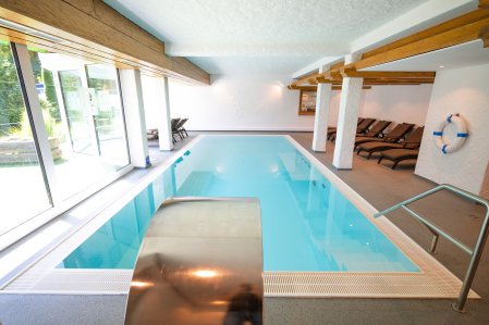 Naturhotel Waldesruhe Pool Der Innenpool im Naturhotel Waldesruhe in Oberstdorf.