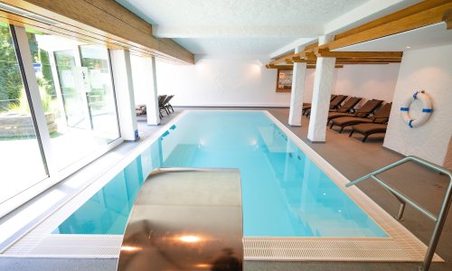 Der Innenpool im Naturhotel Waldesruhe in Oberstdorf.
