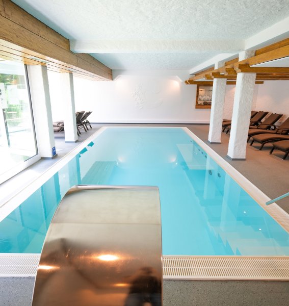 Der Innenpool im Naturhotel Waldesruhe in Oberstdorf.