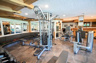 Einblick in das Fitnessstudio im Naturhotel Waldesruhe in Oberstdorf.