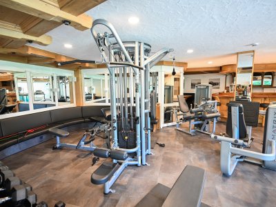 Einblick in das Fitnessstudio im Naturhotel Waldesruhe in Oberstdorf.